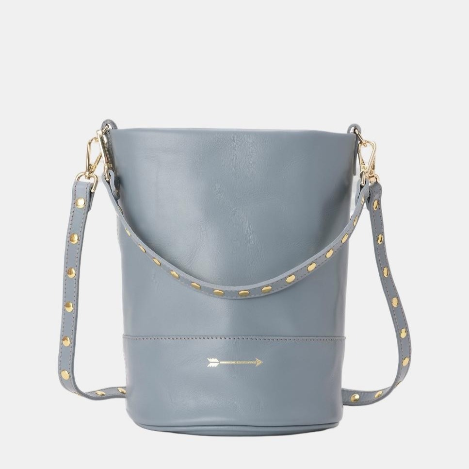 Mercules
Bolso mediano de piel estilo cubo que cuenta con dos asas de remaches desmontables


