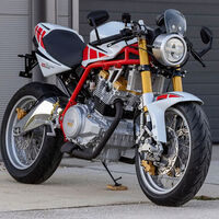 Alguien ha restaurado esta revolucionaria Yamaha clásica. Además de preciosa, acaba con un problema muy común en moto