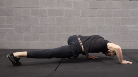 Animal flow: aprende a realizar lizard walk, un movimiento exigente y completo