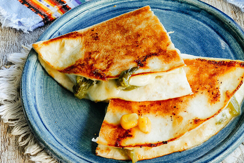 Quesadillas de rajas con crema y queso. Receta fácil de desayuno