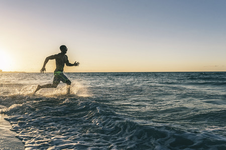 Correr dentro del agua para entrenar con un menor riesgo de lesión