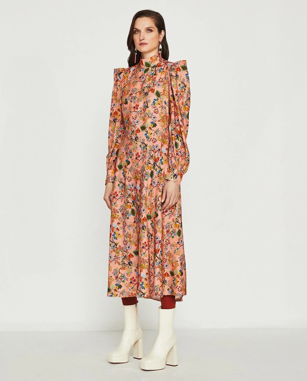 nuria-roca-tiene-el-vestido-de-invitada-con-estampado-floral-perfecto