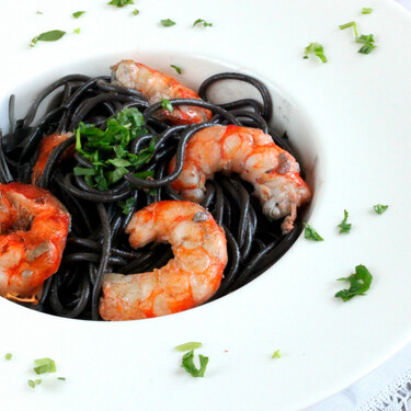 Spaghetti al nero de sepia con gambas, receta fácil de un clásico de la pasta italiana