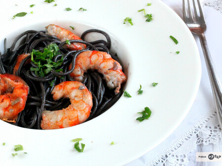 Espaguetis nero di sepia con gambas: receta de pasta negra, un clásico de la cocina italiana
