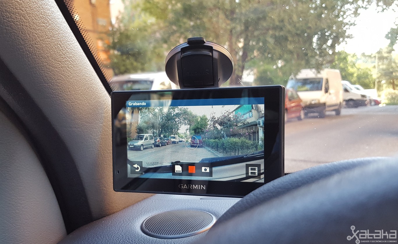 Navegador GPS portátil vs. Waze, ¿pagar o no pagar por un GPS para el