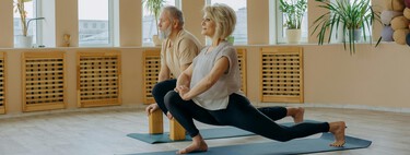 La postura de yoga ideal para ganar movilidad en las caderas y fortalecer las piernas después de los 50 