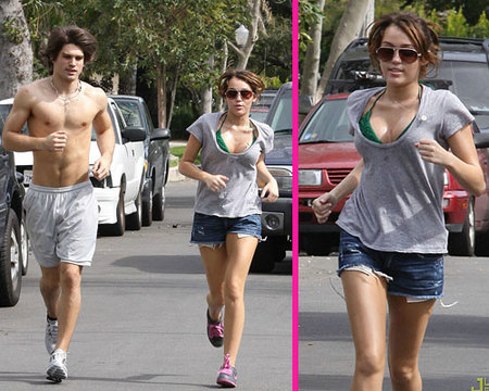 Miley Cyrus y Justin Gaston salen a correr muy "naturales"