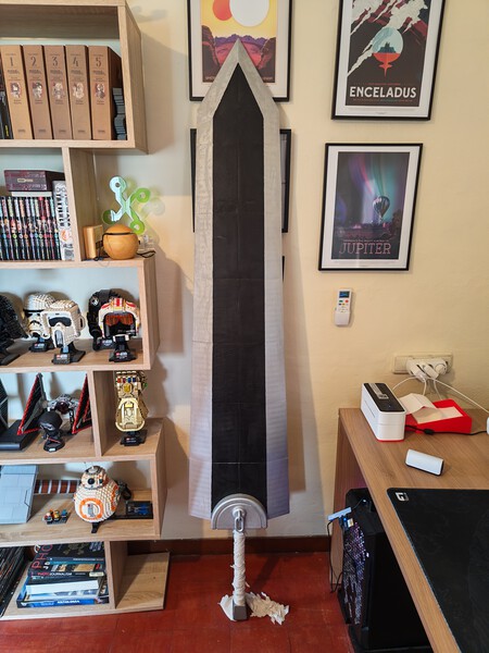 La pieza más grande que he hecho hasta la fecha: la espada Matadragones de Berserk a escala 1:1. La impresión fue en un solo color, por lo que los colores están pintados. Como verás más adelante, hacer esta pieza en multicolor habría sido extremadamente caro | Imagen: Xataka