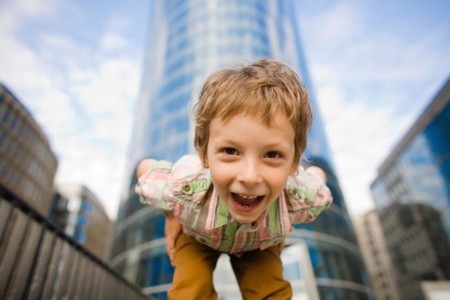 Un tuit de un padre contando cómo su hijo de seis años salió solo a por cartas de Pokémon se hace viral por su final 'de risa'