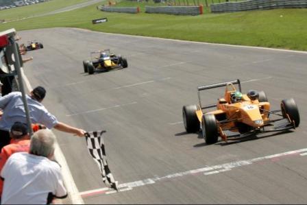 Jaime Alguersuari se pone líder de la Fórmula 3 Británica