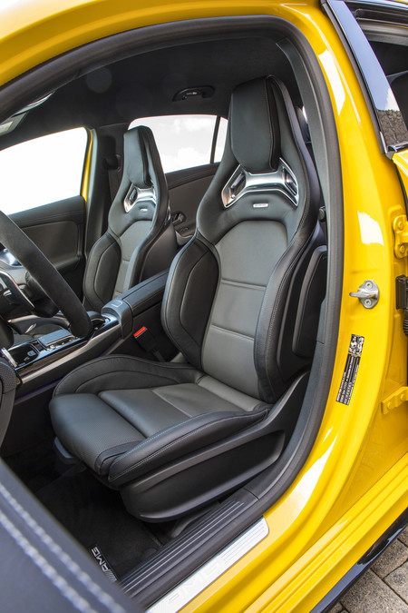 Mercedes-AMG A35 asientos delanteros baquet