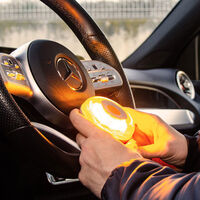 No, la DGT no te espía con las balizas V16: bulos y respuestas de la señal que sustituirá a los triángulos en 2026