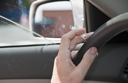 ¿Cómo es posible que esté prohibido fumar en parques infantiles pero no en coches con niños?