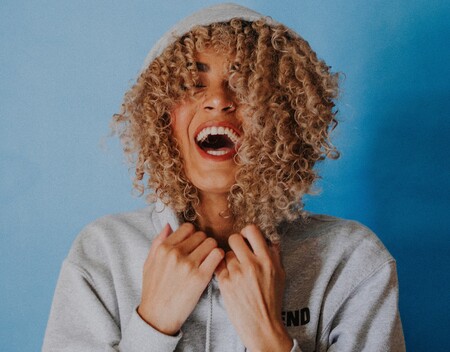 Las chicas con pelo rizado desean el difusor más vendido en Amazon por Navidad (y ahora que está rebajado es todo un chollazo)