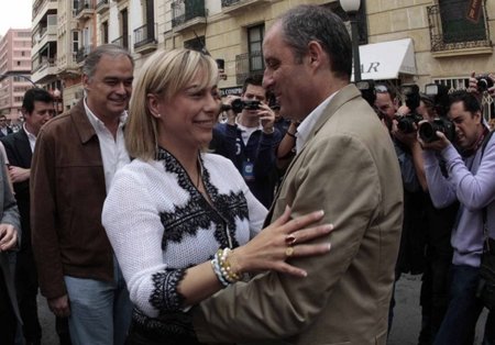 Crece la indignación. Por cierto, ya es alcaldesa la que le llevó el 'planito' al constructor
