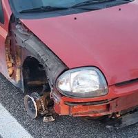 ¡De locos! Conducía por la autopista ebria, con el coche a tres ruedas y circulando 28 kilómetros en sentido contrario