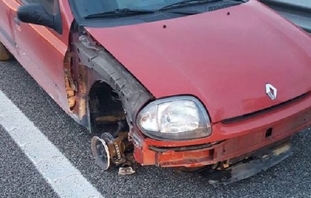 ¡De locos! Conducía por la autopista ebria, con el coche a tres ruedas y circulando 28 kilómetros en sentido contrario