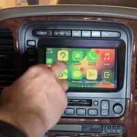 Frente la moda de cobrarte por todo, han hecho funcionar Android Auto y Apple CarPlay en la pantalla de un Toyota de 22 años que ni tiene CD