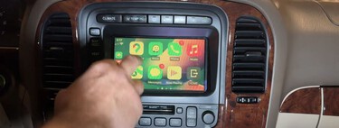 Frente la moda de cobrarte por todo, han hecho funcionar Android Auto y Apple CarPlay en la pantalla de un Toyota de 22 años que ni tiene CD