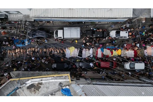 Corpos dispostos em fileira na rua após confronto na Penha entre polícia e Comando Vermelho. Créditos: Anizelli/Folha de São Paulo