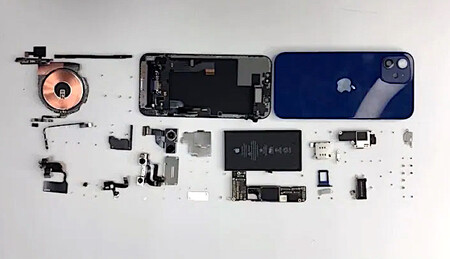 Así es el nuevo iPhone 12 por dentro: placa en L, Taptic Engine más pequeño y los imanes del MagSafe al descubierto