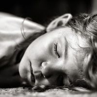 Bruxismo infantil: el niño aprieta y rechina los dientes mientras duerme