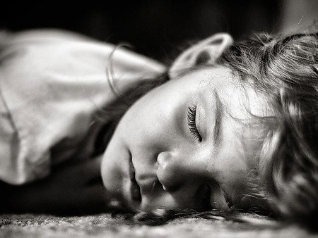 Bruxismo infantil: el niño aprieta y rechina los dientes mientras duerme