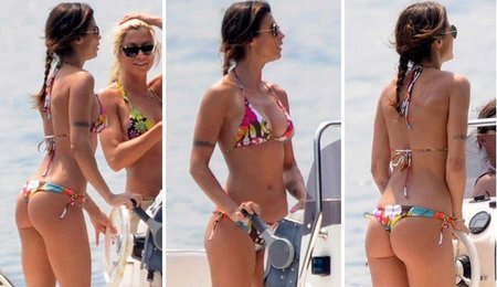 Elisabetta Canalis no mira de frente