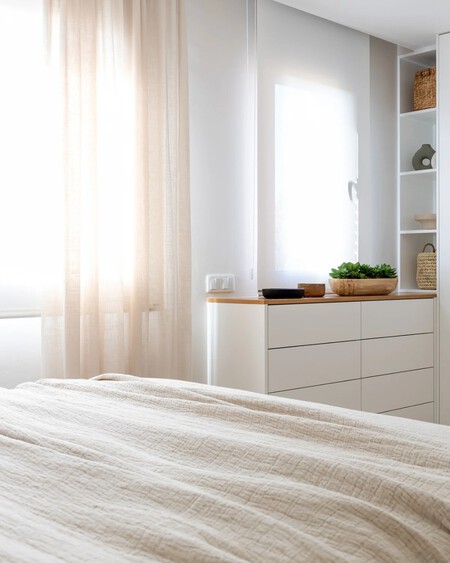 Dormitorio Minimalista Calido Y Perfectamente Ordenado El Blanco Como Base Potencia La Lumin