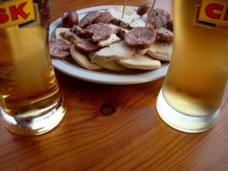 Ahora, vamos a pagar las cañas y tapas de Melilla ¿quién va a parar esto de una vez?
