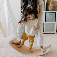 Tabla curva o tabla de equilibrio Montessori: para qué se utiliza y cómo beneficia al desarrollo del niño 