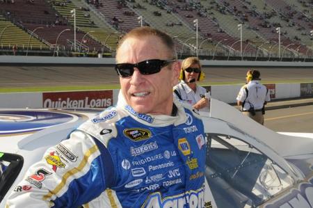 Mark Martin y Brian Vickers sustituirán a Denny Hamlin