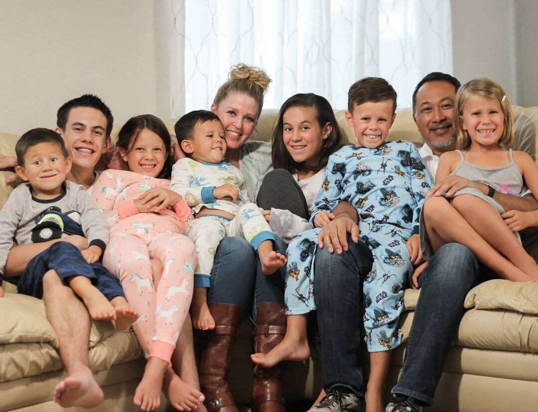 Segundas oportunidades: la historia de la pareja que adoptó a siete hermanos, después de haber criado cinco hijos biológicos