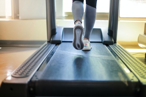 Deporte en casa: mejores ofertas en bicicletas estáticas, cintas de correr y elípticas en El Corte Inglés, eBay y Amazon