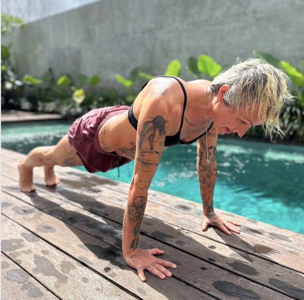 Hacer pesas a partir de los 50 está bien, pero este es el mejor ejercicio para ganar músculo en casa a partir de esa edad 