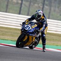 ¡A codazos! Randy Krummenacher gana un tenso duelo en Misano con su compañero Federico Caricasulo