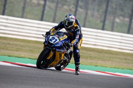 ¡A codazos! Randy Krummenacher gana un tenso duelo en Misano con su compañero Federico Caricasulo