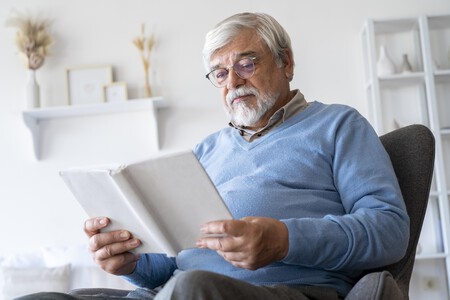 De Cerca Una Persona Mayor Mientras Aprende