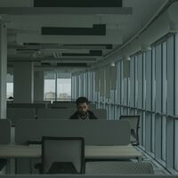 La psicología sugiere que preferir la soledad a una vida social activa en el entorno laboral no es lo mismo que sentirse solo 