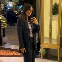 Massimo Dutti vende la falda más elegante que llevaremos ahora con zapatillas y en las cenas de Navidad con botines