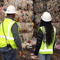 Ahorró 23.000 dólares para la autocaravana de sus sueños y los guardó en una vieja caja de Vans. Su mujer la tiró haciendo limpieza, pero un trabajador de la planta de reciclaje encontró el dinero y se lo devolvió 