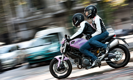 Un ayuntamiento de Indonesia prohibe a las mujeres montar en moto a horcajadas