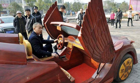 El hortera supercoche de madera de un granjero chino, que no pasa de 30 km/h