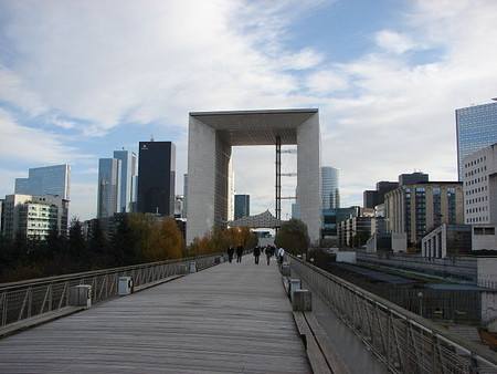 El cubo de cuatro dimensiones y 300.000 toneladas que hay en mitad de París