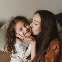 Dime qué tan amorosa eres como madre y te diré cómo será la personalidad de tu hijo en la adultez, según un estudio 