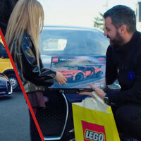 Ni Seur ni DHL: el mismísimo dueño de Bugatti les llevó a casa el Bugatti Chiron de LEGO que compraron por internet... en un Bugatti Chiron real