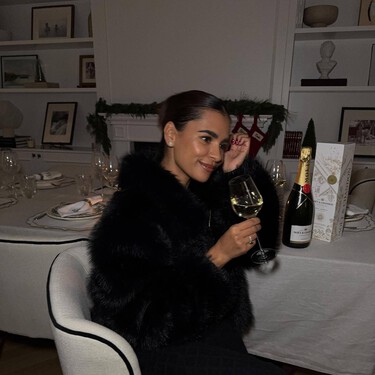 Esta es la blusita color azabache que necesitamos en nuestro armario: elegante, cómoda y ahora rebajada por tiempo limitado