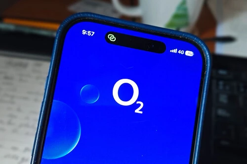 Foto de un móvil con la app de O2 en pantalla