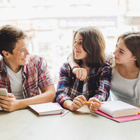 Mi hijo adolescente se ha enamorado: así puedes acompañarlo sin agobiarlo ni pretender ser su amigo 