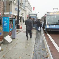 Nueva York ha puesto cámaras con inteligencia artificial en sus buses para detectar infracciones de tráfico. Las multas han subido un 570%